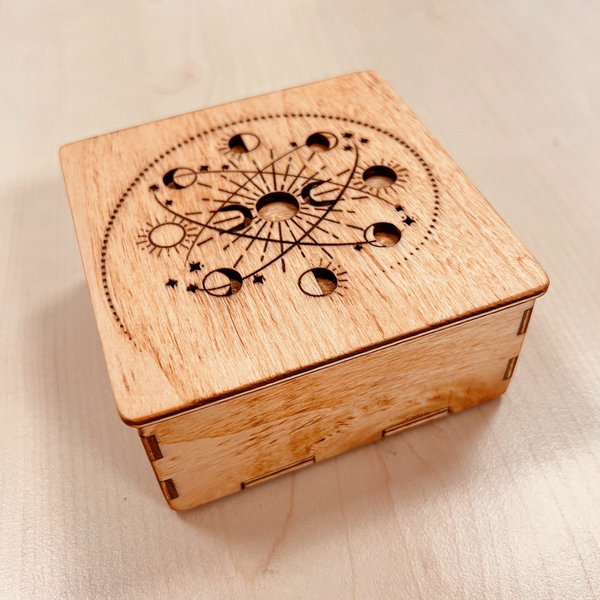 Schmuckbox 10 x 10 cm • Mondphasen aus Pappelholz bräunlich geölt